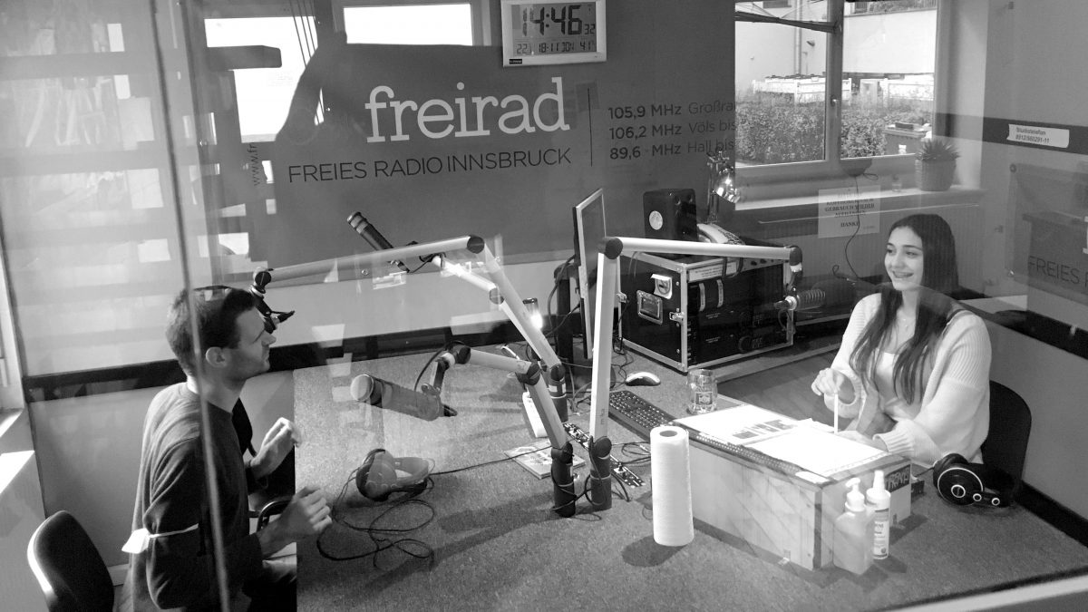 Fatma und Pawel im Studio beim Gespräch