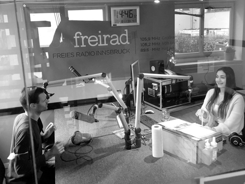 Fatma und Pawel im Studio beim Gespräch